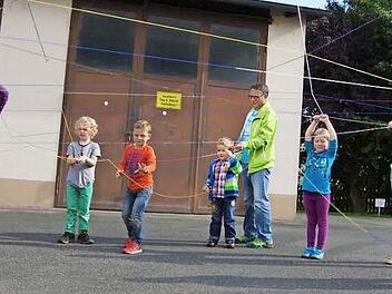 Wie hier im Spiel, im Hof der Kreishandwerkerschaft Kronach vor dem Vereinsheim der Rosenbergler, fühlt sich die Trachtenjugend im Landkreis Kronach miteinander verknüpft und wird gemeinsam an einem Strang ziehen.