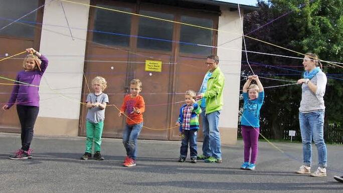 Wie hier im Spiel, im Hof der Kreishandwerkerschaft Kronach vor dem Vereinsheim der Rosenbergler, fühlt sich die Trachtenjugend im Landkreis Kronach miteinander verknüpft und wird gemeinsam an einem Strang ziehen.