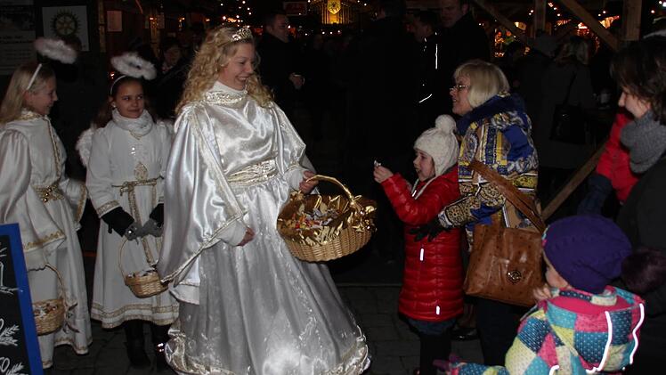 Das Christkind verteilte Süßigkeiten. Foto: Friedwald Schedel