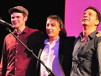 Ein überzeugendes Konzert gab der Liedermacher und Sänger Pippo Pollina (Mitte) zusammen mit Max Kämmerling (links) und Roberto Petroli beim Kulturamt Haßfurt in der Stadthalle. Foto: Ulrike Langer