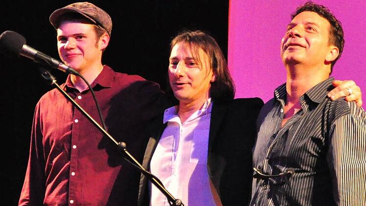 Ein überzeugendes Konzert gab der Liedermacher und Sänger Pippo Pollina (Mitte) zusammen mit Max Kämmerling (links) und Roberto Petroli beim Kulturamt Haßfurt in der Stadthalle. Foto: Ulrike Langer