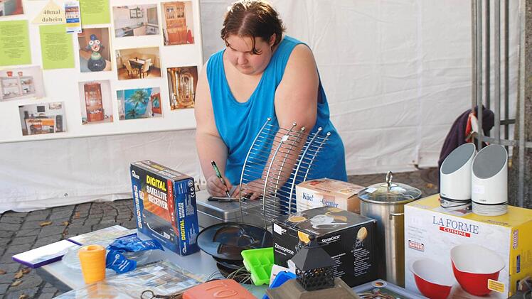 Beim diesjährigen Haßfurter Straßenfest war Michaela Majewski aus Zeil am Flohmarkt-Stand der "Offenen Hilfen" der Lebenshilfe Haßberge im Einsatz. Jetzt freut sich die 28-Jährige auf den Fachtag "Freizeit", der am 14. November in Münnerstadt stattfindet.  Foto: Ralf Naumann