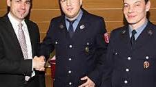 Bürgermeister Torsten Gunselmann (l.) gratuliert Patrick Arold zur Wahl des neuen Kommandanten. Stellvertretender Kommandant bleibt Michael Holzmann (r.).