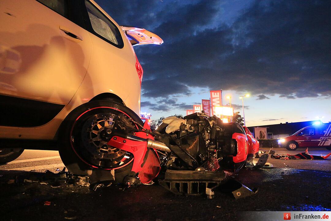 Am Montagabend krachte ein 28-jähriger Motorradfahrer bei Lichteneiche in ein Auto.