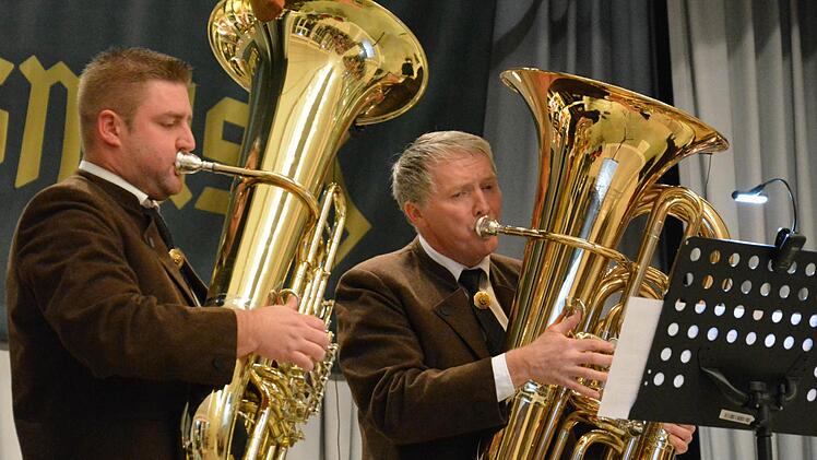 Dass sich auch die Tuba durchaus für ein Solostück eignet, zeigten Thomas Borst (links) und Thomas Fürst. Foto: Björn Hein