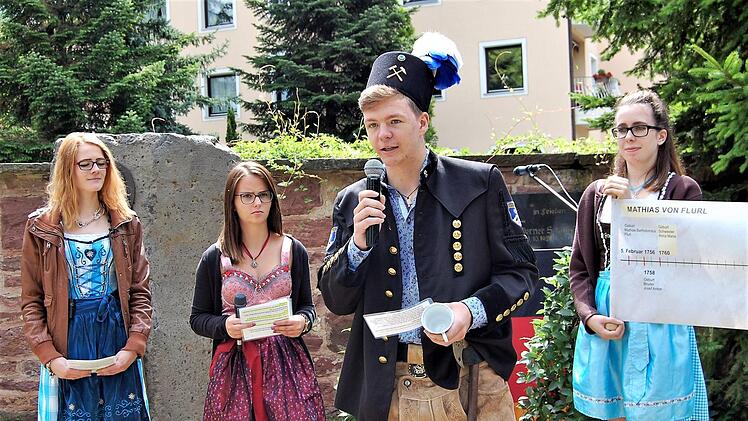 Schülerinnen und Schüler der Bankkaufleute-Klasse 11 der Straubinger Mathias-von-Flurl-Schule spielen Szenen aus dem Leben Flurls nach. Foto: Sigismund von Dobschütz