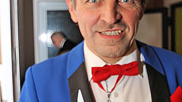 Den diesjährigen Orden der Bischöff präsentierte Sitzungspräsident Helmut Schlembach. Foto: Dieter Britz