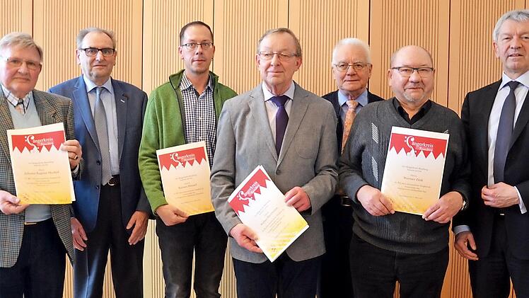 Die geehrten Vorsitzenden mit den Verbandsfunktionären und Landrat Johann Kalb (von links): Geo Weschenfelder für Baptist Merkel (Mürsbach), Peter Märkel, Reiner Hetzel (Liederkranz Ebensfeld), Walter Hartmann (Cäcilia Breitengüßbach), Peter Jacobi, Präsident des Fränkischen Sängerbundes, Werner Zink (Schlüsselfeld) und Landrat Johann Kalb Foto: Andreas Spörlein