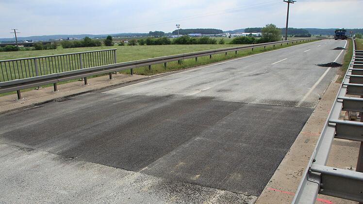 Arbeiter verpassten  in den  vergangenen  Tagen den schadhaften Stellen auf der Schönwetterstraße zwischen Medbacher Kreisel und B470 neuen Asphalt. Foto: Christian Bauriedel
