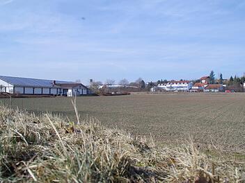 Auf der Freifläche neben dem Aldi in der Kronacher Industriestraße beginnen in Kürze die Bauarbeiten für den neuen Rewe-Markt. Foto: Marco Meißner/Archiv