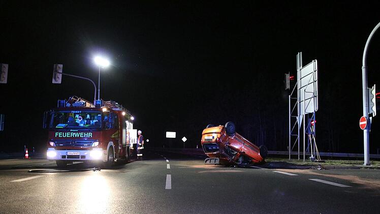 Schwerer Unfall in Lauf an der Pegnitz: Zwei Autofahrer wurden verletzt. Foto: NEWS5 / O&szlig;wald