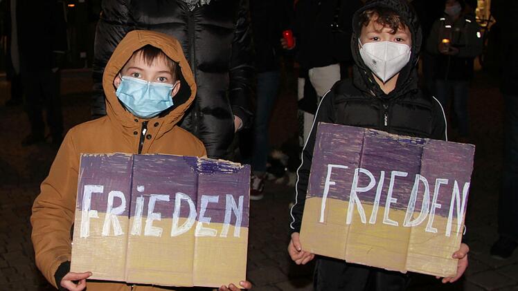 Die selbstgemalten Friedensschilder zeigten, wie wichtig auch kleinen Kindern dauerhafter Frieden ist. Foto: Sonny Adam