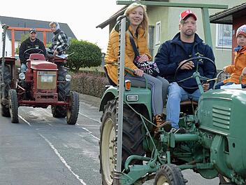 Die Schlepperausfahrt begeisterte die Einwohner von M&ouml;dlitz und Schneckenlohe.