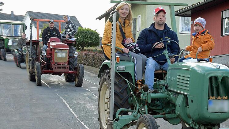 Die Schlepperausfahrt begeisterte die Einwohner von M&ouml;dlitz und Schneckenlohe.