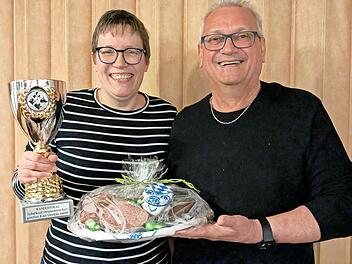 Links Siegerin Kerstin Zink, rechts Vorstand J&uuml;rgen Weigand.