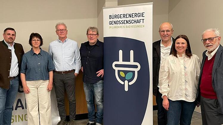 Der neue Aufsichtsrat der B&uuml;rgerenergiegenossenschaft: Hans-J&ouml;rg Blank, Marion Meder, Franz Zang, Ekkehard Martin, Joachim Scheiner, Ganna Kravchenko und Leo Pfennig.