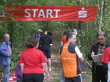 Beim Start gibt Hans Holstein (2. v. r.) letzte Anweisungen, bevor die Läufer sich im Wald ihren Weg suchen müssen. Fotos: Max Kaltenhäuser