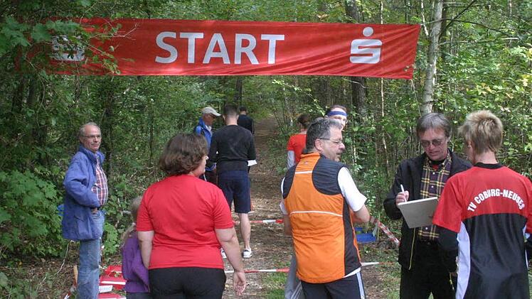 Beim Start gibt Hans Holstein (2. v. r.) letzte Anweisungen, bevor die Läufer sich im Wald ihren Weg suchen müssen. Fotos: Max Kaltenhäuser