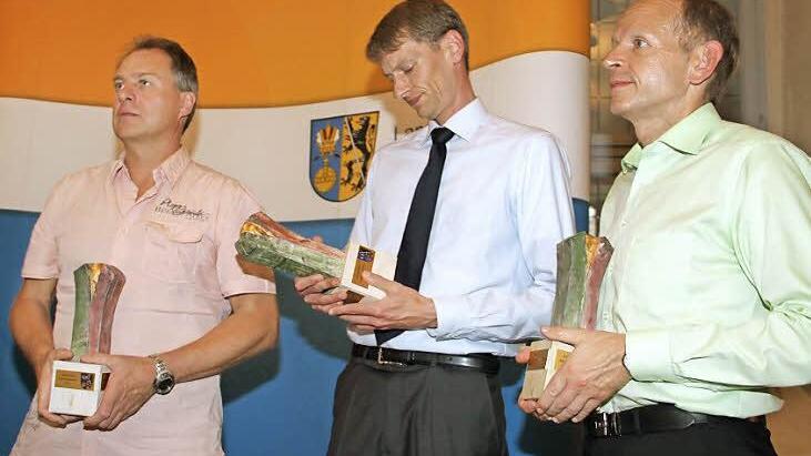 Freuen sich über eine Auszeichnung (von links) Pankraz Herold von der Firma Elektro-Technik Herold in Weismain, Joachim Sperber vom Autohaus Sperber in Lichtenfels und Michael Möslein für die Hanns-Seidel-Stiftung in Bad Staffelstein.  Fotos: Gerda Völk