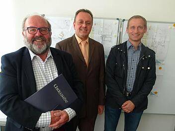Bürgermeister Udo Siegel (Mitte) verabschiedete mit lobenden Worten die beiden ausgeschiedenen Gemeinderäte Rainer Matthe (links) und Andreas Hümmer (rechts).  Fotos: Doris Weidner