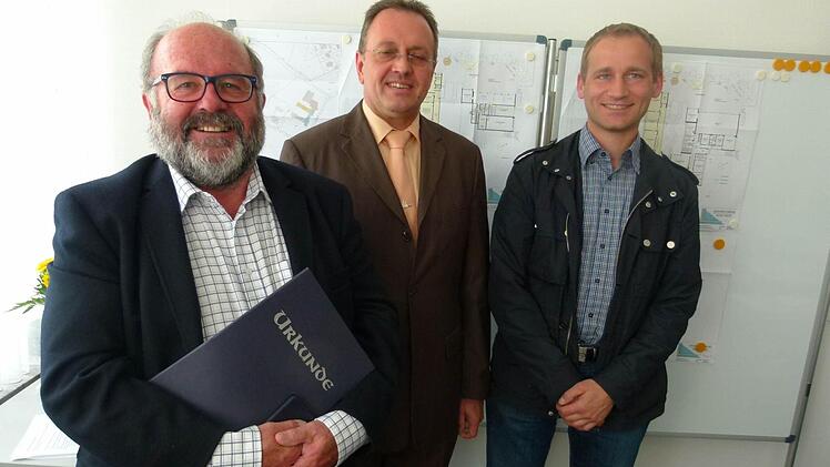 Bürgermeister Udo Siegel (Mitte) verabschiedete mit lobenden Worten die beiden ausgeschiedenen Gemeinderäte Rainer Matthe (links) und Andreas Hümmer (rechts).  Fotos: Doris Weidner