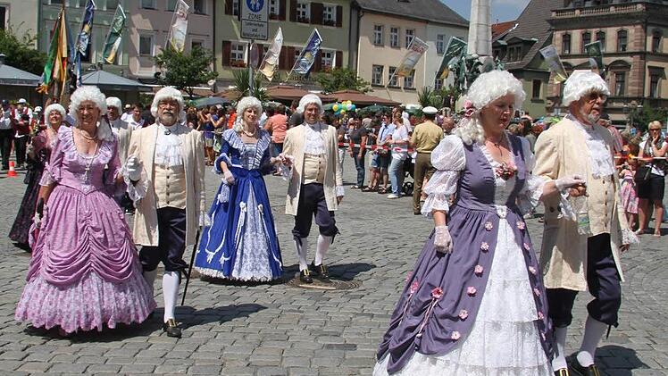 Reifröcke und Perücken der Rokoko-Tanzgruppe sind kein Spaß bei 34 Grad.