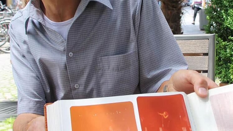 Die Konzertfotos - aufgenommen mit der Pocket-Kamera - hat Roland Schnabel aufgehoben. Foto: Ulrike Nauer