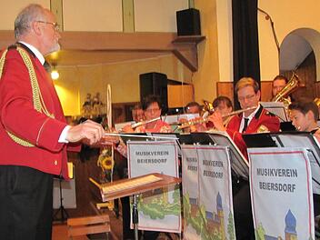 Dietmar Luther dirigierte den Musikverein Beiersdorf bei einem Marsch seines Urgroßonkels August Luther. Foto: Martin Koch