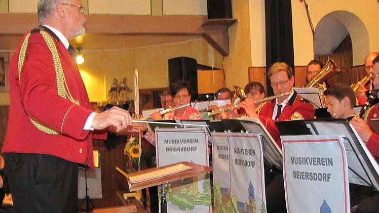 Dietmar Luther dirigierte den Musikverein Beiersdorf bei einem Marsch seines Urgroßonkels August Luther. Foto: Martin Koch