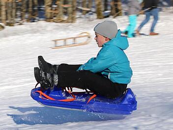 Tester Johann springt mit dem Bob über eine Schanze. Foto: Ralf Ruppert