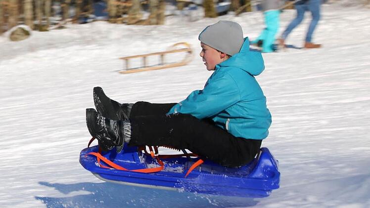 Tester Johann springt mit dem Bob über eine Schanze. Foto: Ralf Ruppert