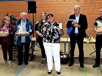 Andrea (mit Mikrofon) sowie Julia Leicht (5. v. l.) und Gerald Brehm (3. v. r.) ehrten die teilnehmerstärksten Wandervereine sowie die Höchstadter Teilnehmer. Foto: Dieter Gropp