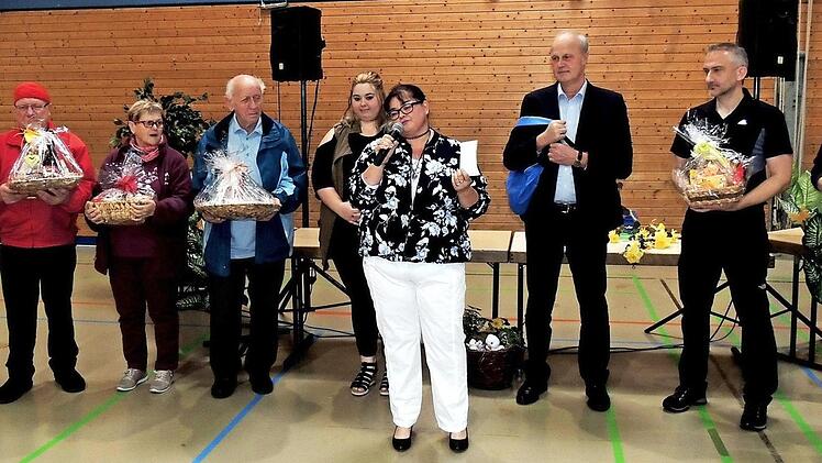 Andrea (mit Mikrofon) sowie Julia Leicht (5. v. l.) und Gerald Brehm (3. v. r.) ehrten die teilnehmerstärksten Wandervereine sowie die Höchstadter Teilnehmer. Foto: Dieter Gropp