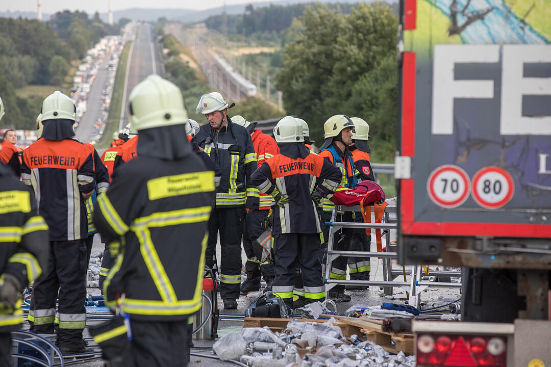 Auffahrunfall auf der A9 bei Allersberg: Lkws krachen ineinander – Bergungsarbeiten laufen