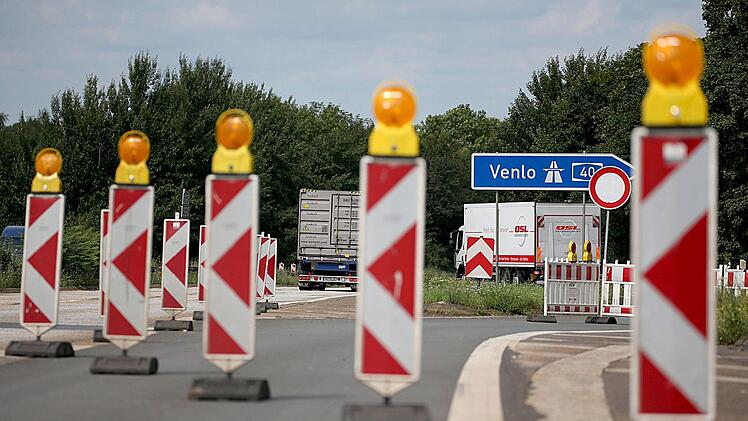 Weil die Betonfahrbahnen vom Autobahnkreuz Feuchtwangen/Crailsheim bis südlich der Anschlussstelle Feuchtwangen-West erneuert werden, kommt es am Freitag und Samstag auf der A7 Richtung Würzburg zu Sperrungen. Symbolbild: Oliver Berg/dpa