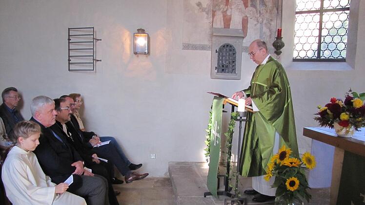 Bischof Dr. Matthias Ring bei seiner Predigt in der St.-Nikolaus-Kapelle. In der ersten Reihe sitzen von links: Patricia Raabs, Oberbürgermeister Norbert Tessmer, der evangelische Dekan Andreas Kleefeld, der römisch-katholische Dekan Roland Huth und Susanne Geerds von den Baptisten. Foto: Martin Koch