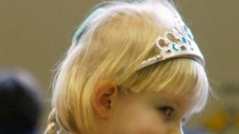 Genüsslich verzehrt diese "Prinzessin" das beim Bonbonregen ergatterte Konfekt.Mario Deller