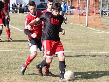 Der Schwürbitzer (vorne) behauptet sich trotz der Gegenwehr des von hinten attackierenden Mistelfelders am Ball. Foto: Horst Habermann