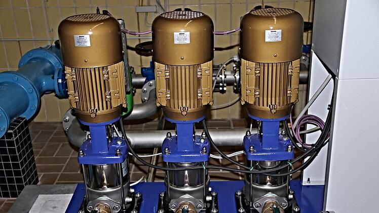 Mit diesen drei leistungsstarke Kreiselpumpen die mit 25.000 Euro zu Buche schlagen, hat man den Spitzenhochdruck für die Wasserversorgung nun im Griff, sagte Verbandsvorsitzender Ralf Nowak. Helmut Will