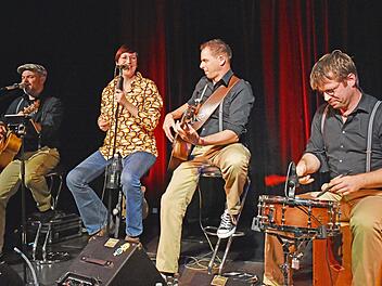 Eine mitreißende Band ist "Famos", die auf Einladung des Kulturamts Haßfurt live in der ausverkauften Rathaushalle Haßfurt gastierte. Unser Bild zeigt (von links) Stephan Schmitt, Conny Morath, Tommy Kraft und Basti Landsleitner.  Ulrike Langer