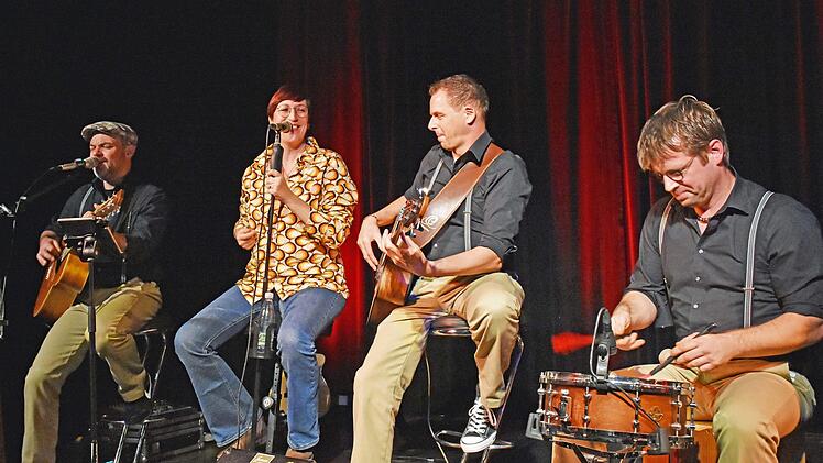 Eine mitreißende Band ist "Famos", die auf Einladung des Kulturamts Haßfurt live in der ausverkauften Rathaushalle Haßfurt gastierte. Unser Bild zeigt (von links) Stephan Schmitt, Conny Morath, Tommy Kraft und Basti Landsleitner.  Ulrike Langer
