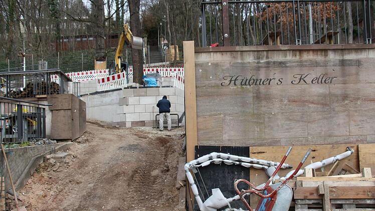 Alles für die Sicherheit: Die Stadt Erlangen baut am Nachbarkeller auf dem Bergkirchweihgelände neue Mauern und Geländer. Foto: Christian Bauriedel