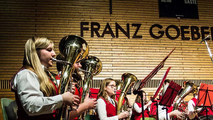 Mitreißender Auftritt: Beim Weihnachtskonzert beeindruckten das Jugendorchester und der Musikverein Stadt Rödental in der fast ausverkauften Franz-Goebel-Halle.Foto: Jochen Berger