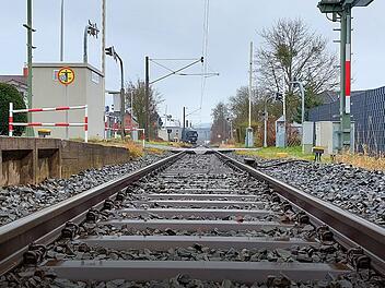 Ein Junge (15) wird kurz vor dem Bahnhof in Dörfles von einem Zug erfasst. Seine Mutter sucht Antworten - und das Handy ihres Sohnes, das seit seinem Tod verschwunden ist.