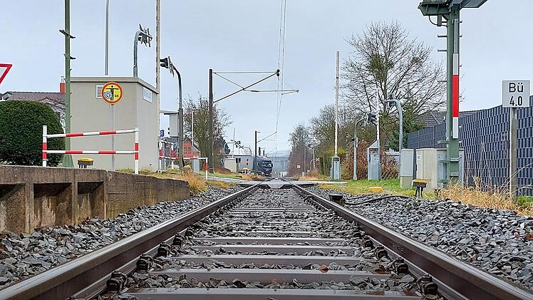 Ein Junge (15) wird kurz vor dem Bahnhof in Dörfles von einem Zug erfasst. Seine Mutter sucht Antworten - und das Handy ihres Sohnes, das seit seinem Tod verschwunden ist.