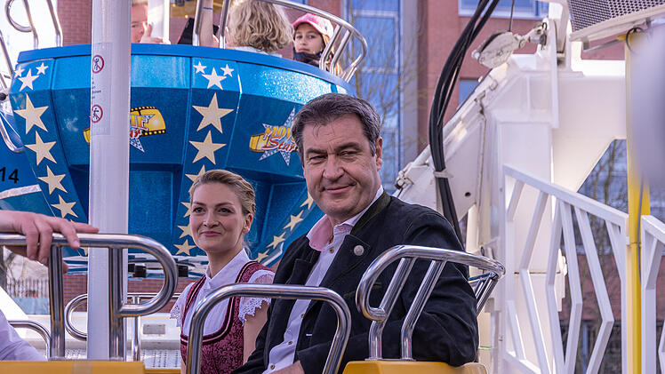 Nach zwei Jahren Corona-Pause: Erstes Volksfest in Bayern eröffnet