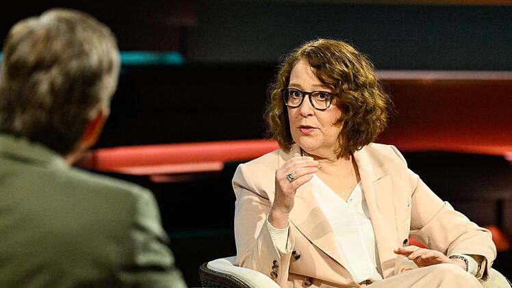 Journalistin Christina Berndt sprach in Bezug auf den Sudhof-Bericht von fragwürdigen Geschäften, "Provisionen, aber auch Beauftragungen im hemdsärmeligen Verfahren durch Herrn Spahn, von einer Firma, die mit der CDU sehr vernetzt ist".