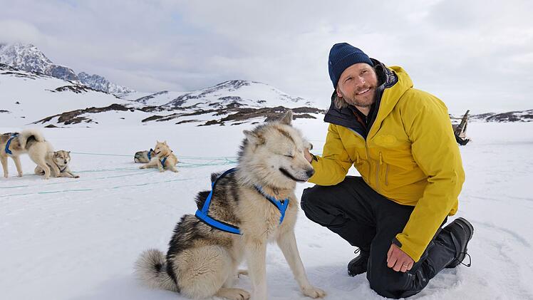 Der Schauspieler und Abenteurer Sebastian Str&ouml;bel zeigt in seinen Filmen, warum Gr&ouml;nlandschlittenhunde auch heute noch unverzichtbar f&uuml;r die Versorgung mancher Siedlungen sind.