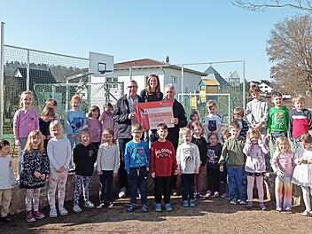Vorsitzender Harald G&ouml;tz (hinten rechts) und Zweiter Vorsitzender Robert Puff (hinten links) &uuml;berreichen der Leiterin der Einrichtung, Diana D&ouml;ppmann den Spendenscheck.
