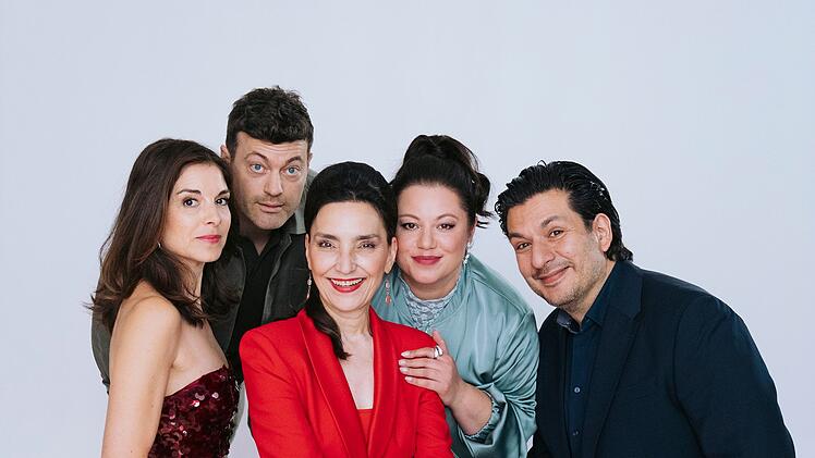 Um sie dreht sich in den Jubil&auml;umswochen alles, von links: Gabriella Perez (Bianca Hein), Ben Steinkamp (J&ouml;rg Rohde), Simone Steinkamp (Tatjana Clasing), Vanessa Steinkamp (Julia Augustin) und Maximilian Graf von Altenburg (Francisco Medina).